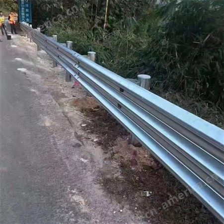 达安供应高速公路喷塑三波护栏板 热镀锌国标护栏板