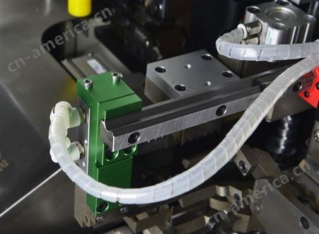电线自动对折贴标机线材贴标签机械送料剥离对折机线束自动贴标机